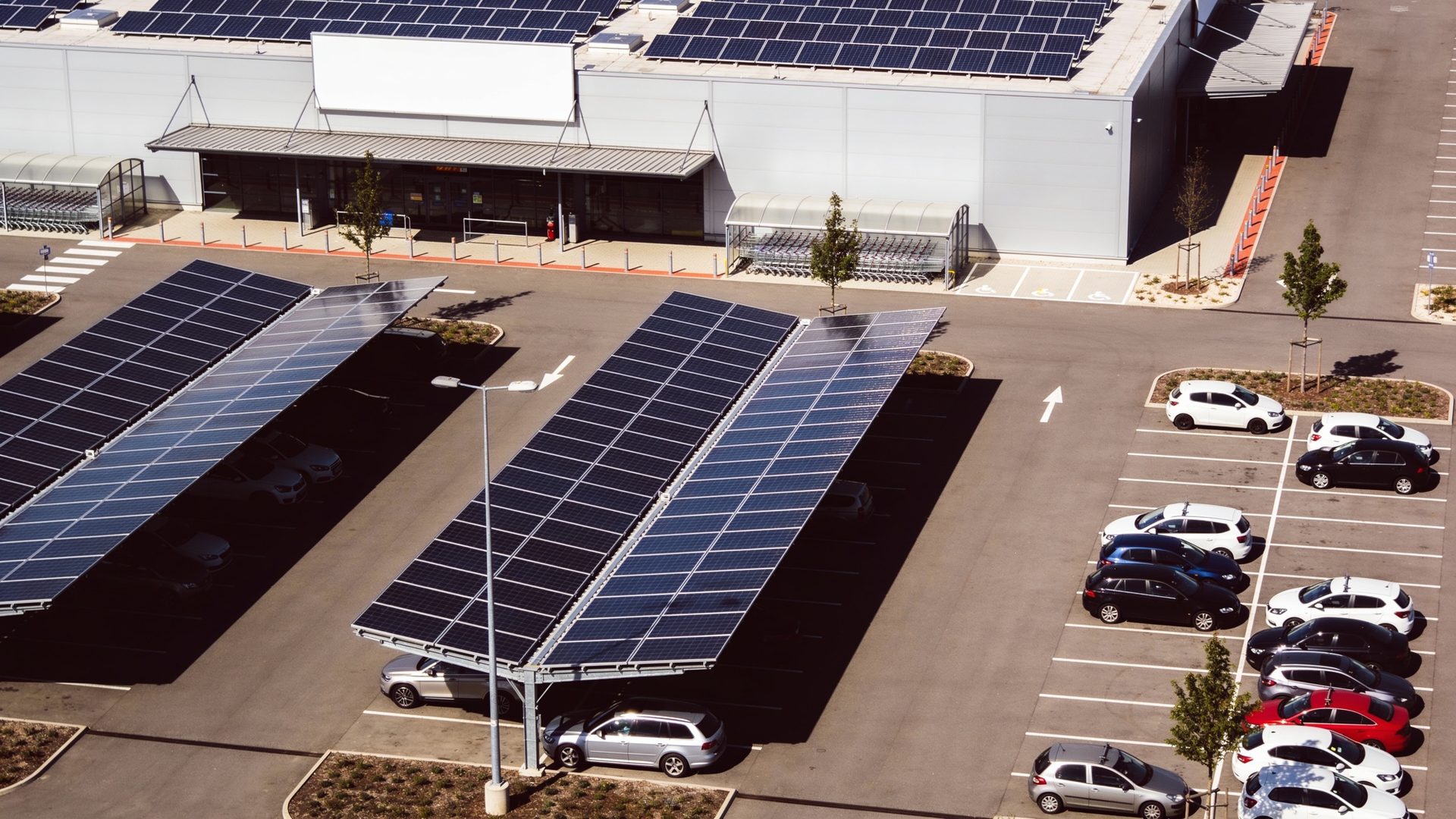 Solarcarport auf einem Parkplatz (KI-erzeugter Platzhalter)