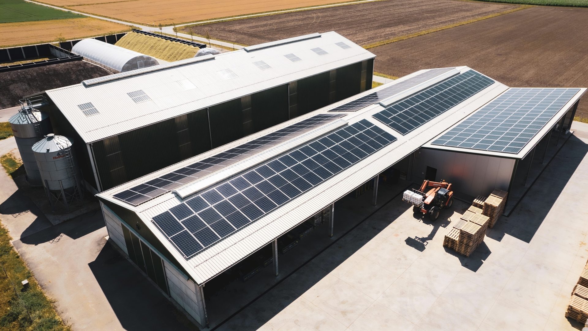 Landwirtschaftliche Halle mit Photovoltaik (KI-erzeugter Platzhalter)